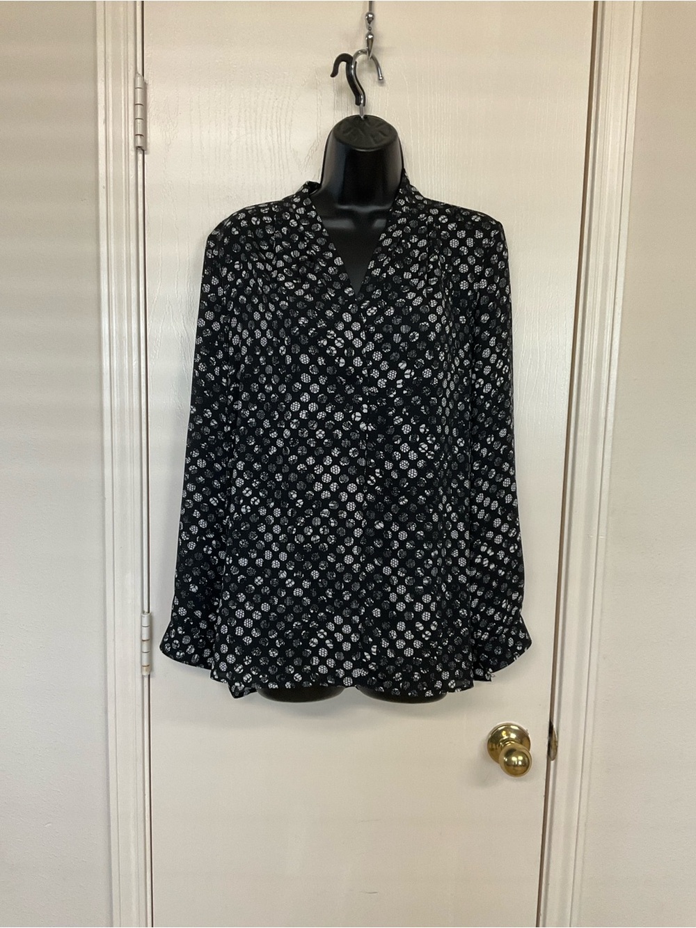Vince Camuto Black and White Printed V-Neck Long Sleeve Blouse